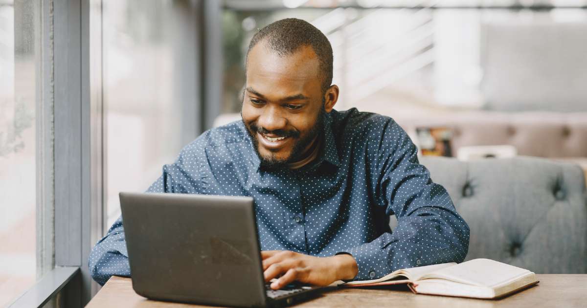 Formateur indépendant devant un ordinateur