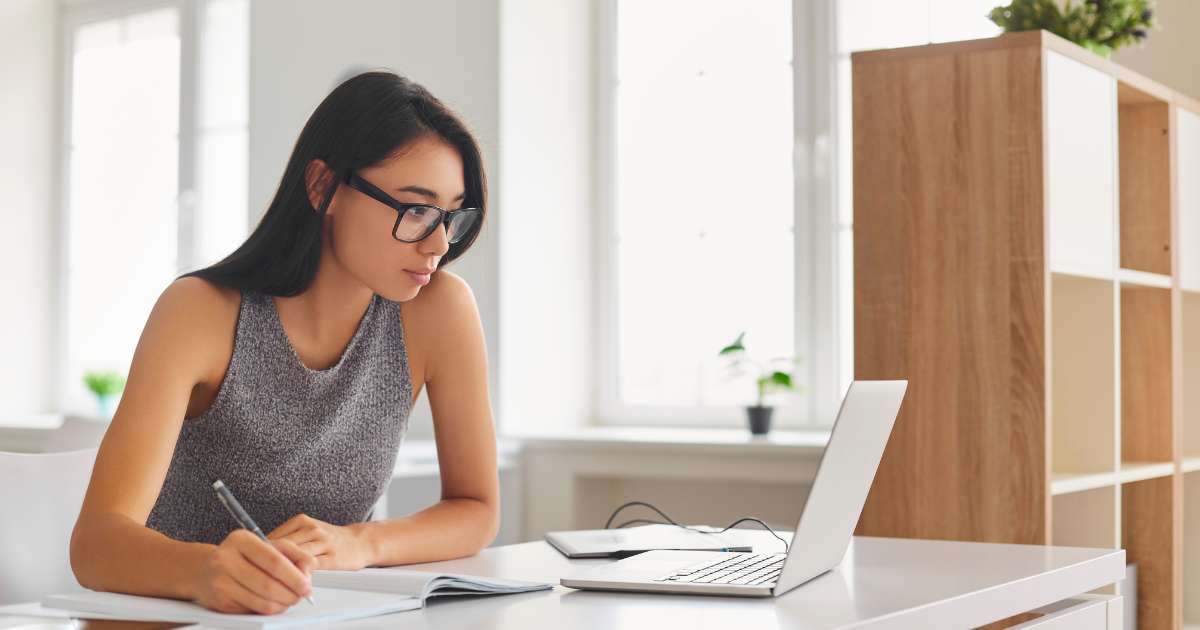 Jeune femme en train de suivre une formation en ligne