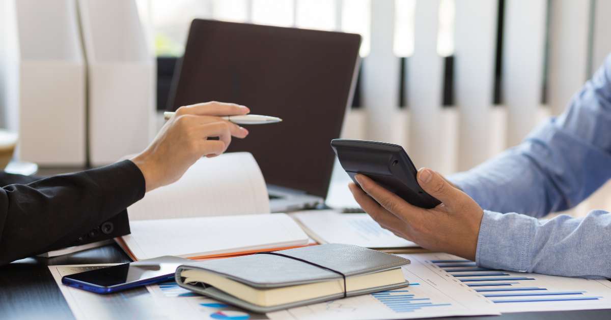 Deux personnes ne train de faire des calculs de retour sur investissement