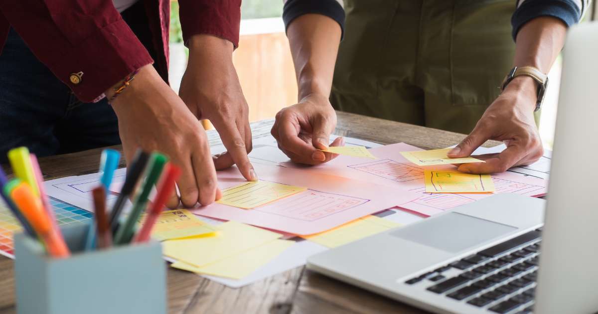 Travail collaboratif entre deux personnes utilisant des post-it