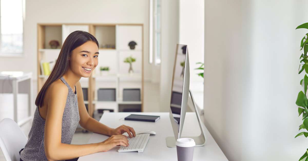 Jeune femme souriante suivant une formation en ligne