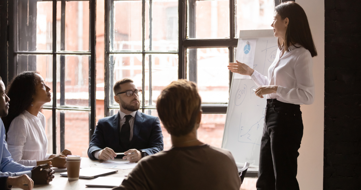 Formateur FPA animant une session de formation professionnelle pour adultes