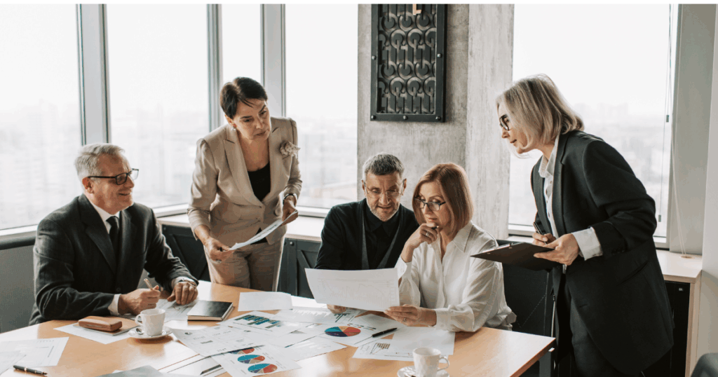 Comment devenir formateur après 50 ans ? Le guide complet pour se reconvertir et transmettre son expertise