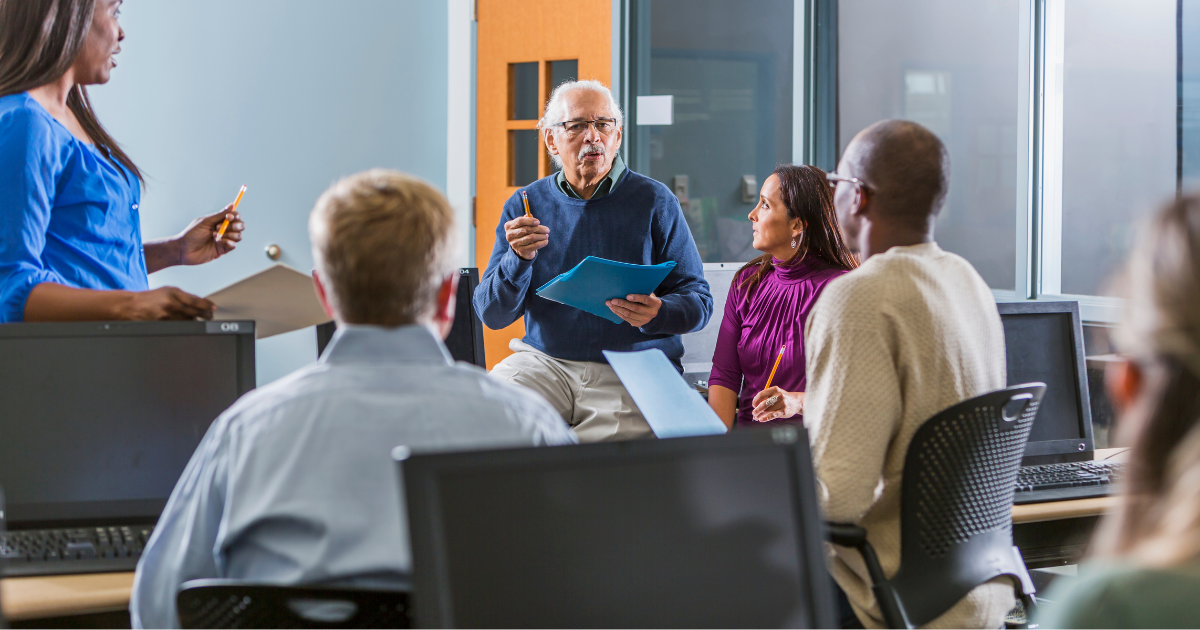 Auxiliaire de vie accompagnant une personne âgée à domicile, illustrant le métier d’avenir et l’aide au quotidien.