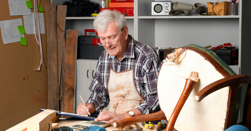 Sénior, personne âgée relooke une chaise DIY : peinture, rénovation et décoration de meuble ancien.